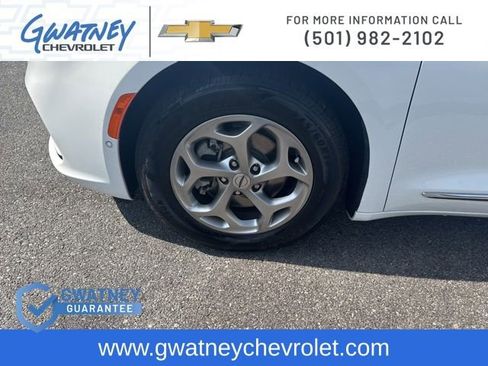 Used 2023 Chrysler Pacifica Limited image 10