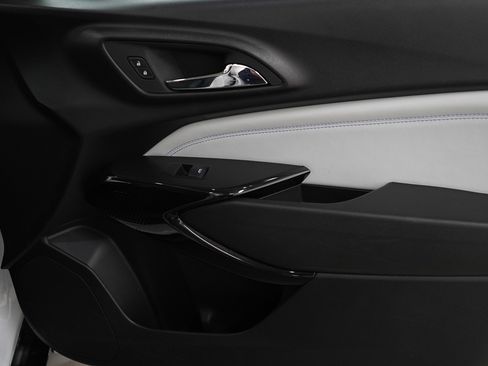 Used 2024 Chevrolet Trax LT w/ Sunroof Package image 9