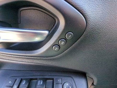 Used 2019 Jeep Cherokee Limited image 25