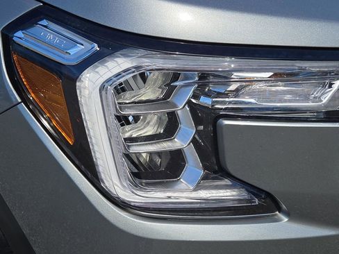 Used 2024 GMC Terrain SLE image 5