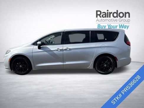 Used 2023 Chrysler Pacifica Touring-L FWD image 4