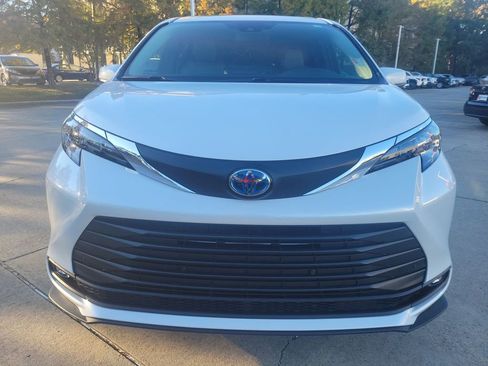 Used 2025 Toyota Sienna XLE image 11