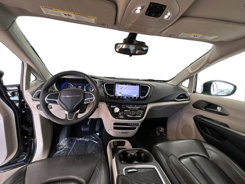 Used 2023 Chrysler Pacifica Touring-L FWD image 19