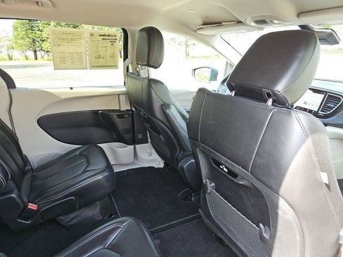 Used 2023 Chrysler Pacifica Touring-L FWD image 16