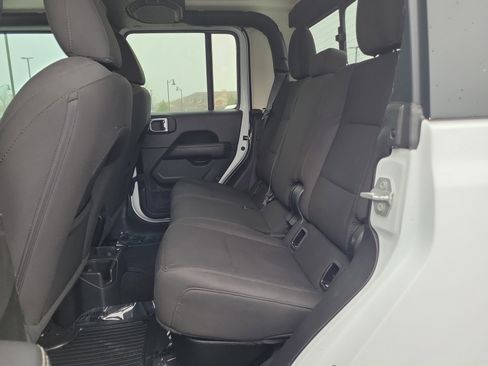 Used 2022 Jeep Gladiator Overland w/ Cold Weather Group image 14