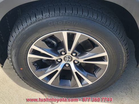 Certified 2017 Toyota Highlander LE w/ Carpet Mat Package image 9