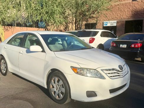 Used 2011 Toyota Camry LE FWD image 3