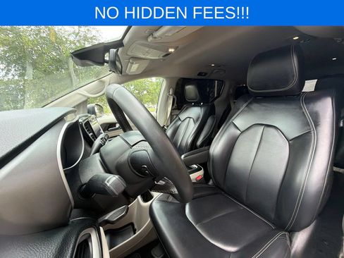 Used 2023 Chrysler Pacifica Touring-L FWD image 16