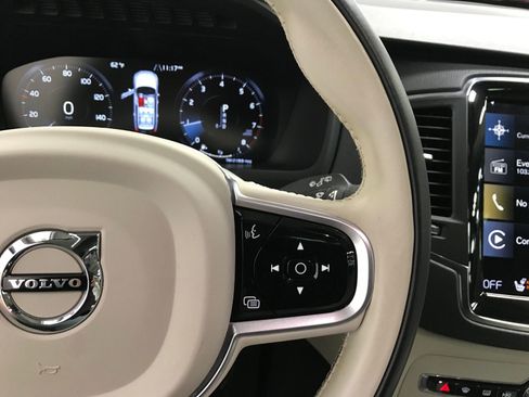 Used 2022 Volvo XC90 T5 Momentum w/ Climate Package AWD/4WD image 19