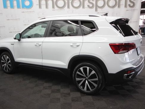 Used 2022 Volkswagen Taos SE w/ Panoramic Sunroof Package image 3