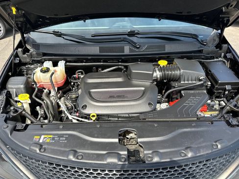 Used 2022 Chrysler Voyager LX FWD image 11