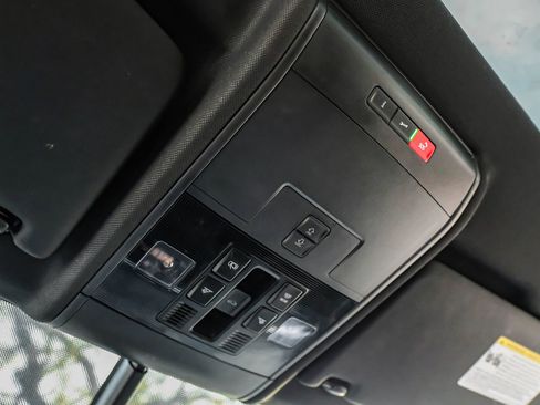 Used 2020 Volkswagen Atlas Cross Sport SE w/ Panoramic Sunroof Package FWD image 28