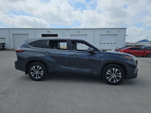 Used 2024 Toyota Highlander XLE AWD/4WD image 12