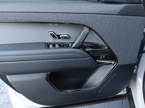 Used 2024 Land Rover Range Rover Sport SE image 9