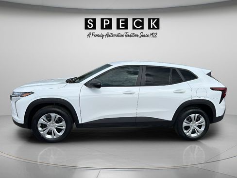 Used 2025 Chevrolet Trax LS FWD image 2