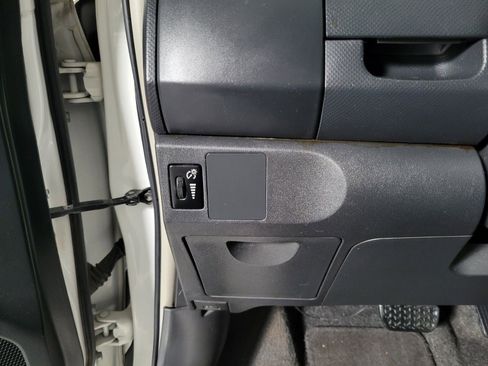 Used 2009 Toyota Yaris 4-Door Hatchback image 28