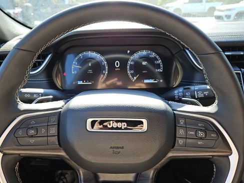 Used 2025 Jeep Grand Cherokee Limited image 20