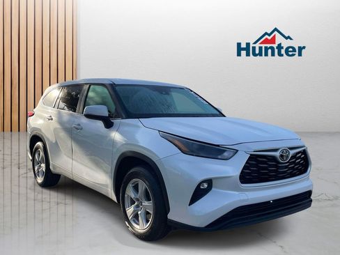 Used 2024 Toyota Highlander LE FWD image 1