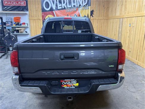 Used 2018 Toyota Tacoma TRD Off-Road AWD/4WD image 7