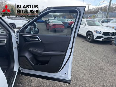 Used 2023 Mitsubishi Outlander 4WD Plug-In Hybrid image 40