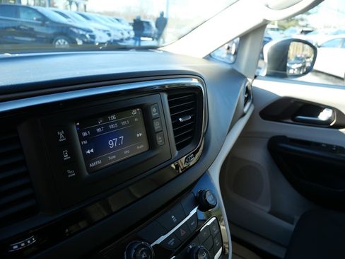 Used 2017 Chrysler Pacifica LX image 13