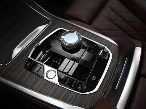 Used 2023 BMW X7 xDrive40i w/ Parking Assistance Package image 16