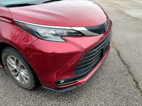 Certified 2025 Toyota Sienna XLE image 5