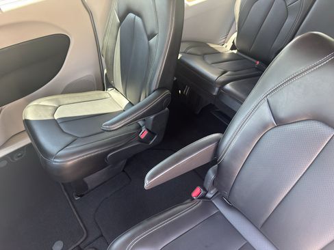 Used 2024 Chrysler Pacifica Touring-L FWD image 31