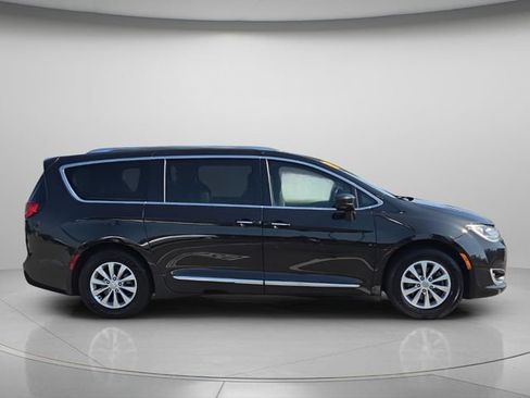 Used 2019 Chrysler Pacifica Touring-L FWD image 9