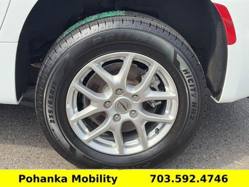 Used 2024 Chrysler Pacifica Touring-L FWD image 30