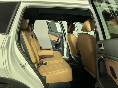 Used 2022 Volkswagen Tiguan SE w/ Panoramic Sunroof Package image 28