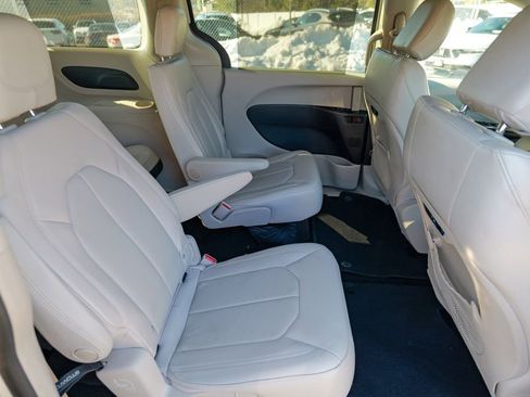 Used 2021 Chrysler Pacifica Touring-L image 24