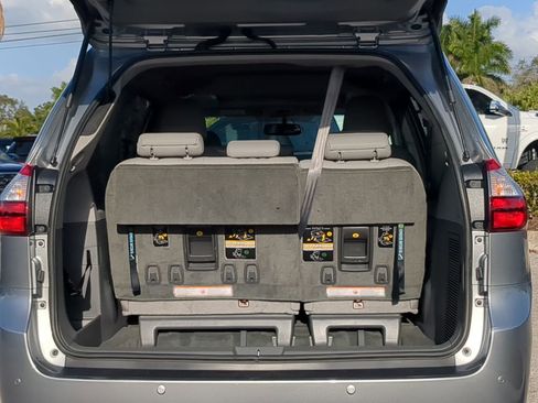 Used 2017 Toyota Sienna Limited image 13