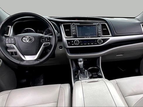 Used 2018 Toyota Highlander XLE FWD image 13