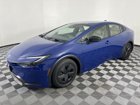 Used 2025 Toyota Prius LE AWD/4WD image 8