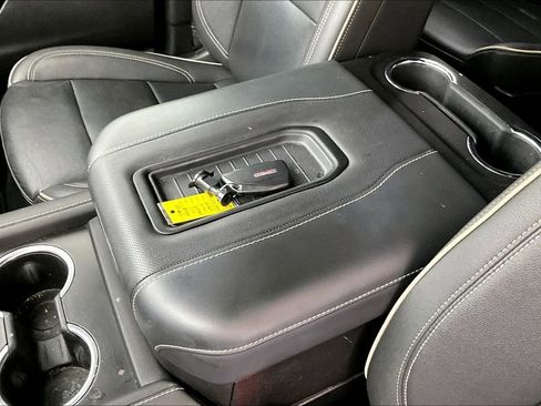 Used 2023 GMC Yukon SLT w/ SLT Premium Package image 13