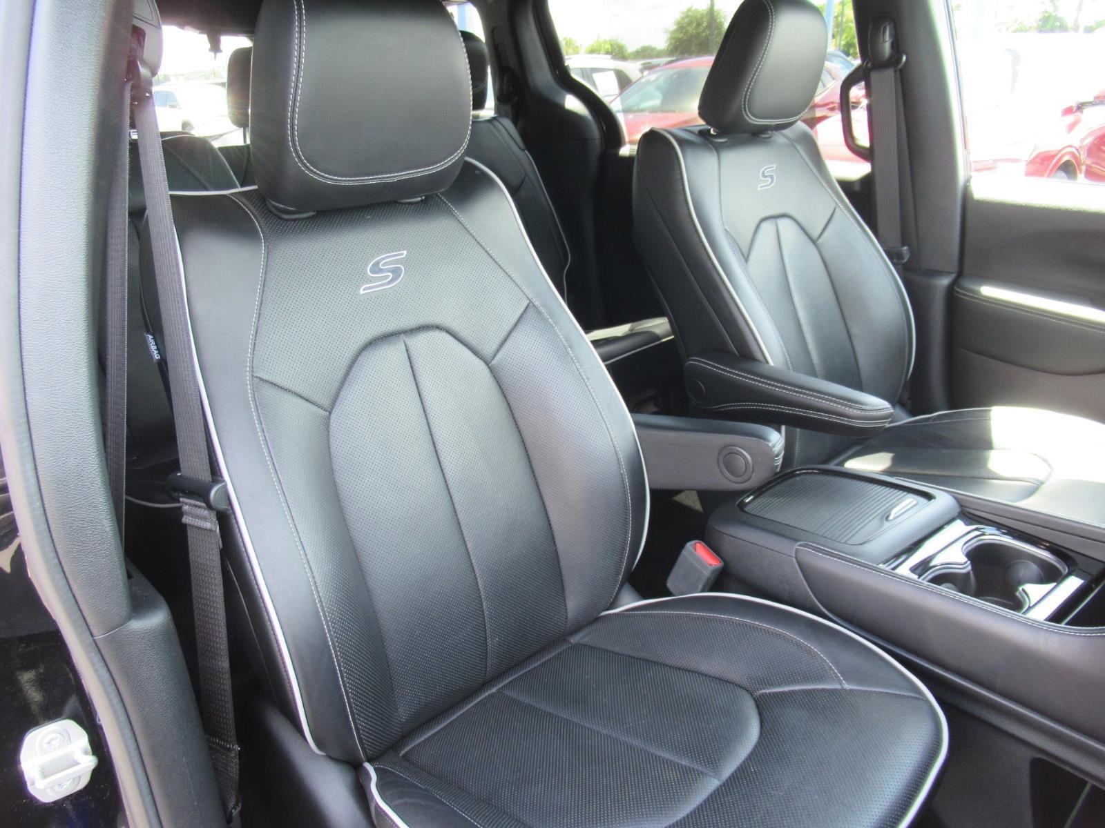 Used 2022 Chrysler Pacifica Limited w/ S Appearance Package FWD image 9