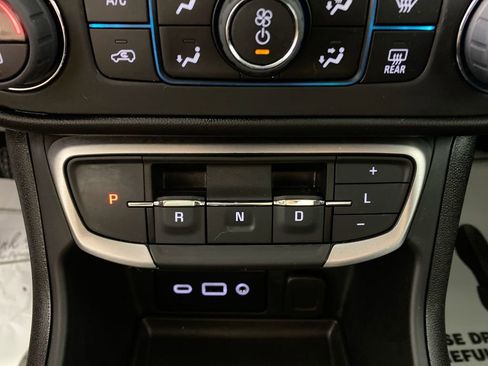 Used 2024 GMC Terrain SLE w/ Driver Convenience Package FWD image 19