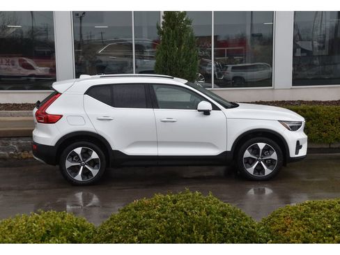 Certified 2025 Volvo XC40 B5 Core w/ Protection Package Premier image 4