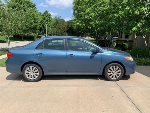 Used 2012 Toyota Corolla LE FWD image 2