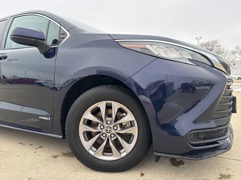 Used 2021 Toyota Sienna LE w/ LE Plus Package image 3