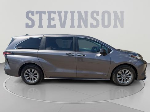 Used 2021 Toyota Sienna XLE AWD/4WD image 6