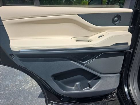 New 2027 Lincoln Navigator Premiere RWD image 10