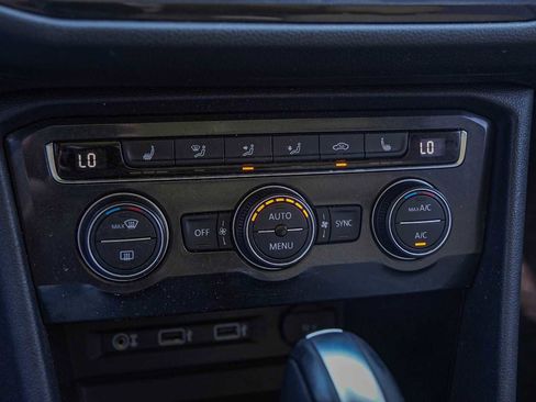 Used 2018 Volkswagen Tiguan SE image 18