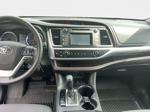 Used 2018 Toyota Highlander LE image 11