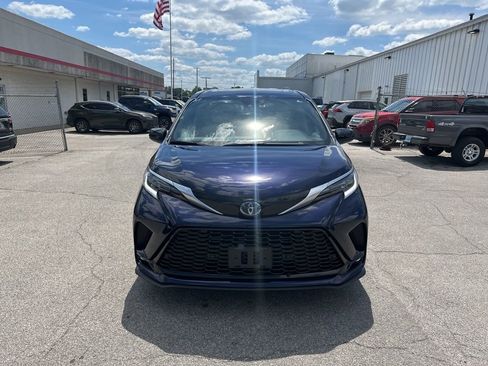 Used 2022 Toyota Sienna XSE FWD image 2