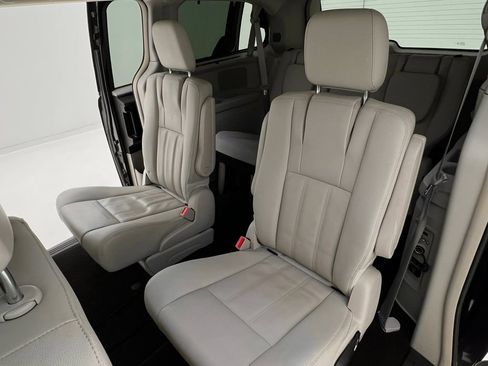 Used 2015 Chrysler Town & Country Touring image 15