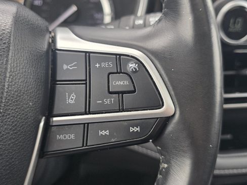 Used 2022 Toyota Highlander XLE FWD image 31