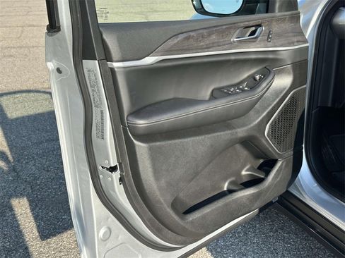 New 2025 Jeep Grand Cherokee Limited image 12