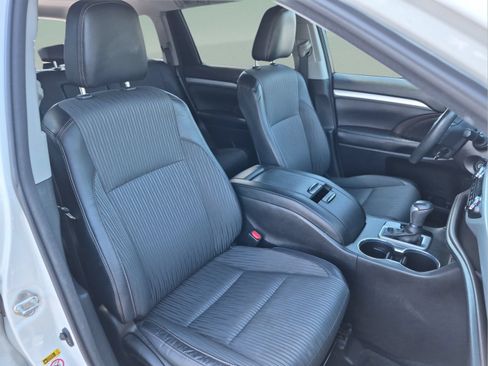 Used 2018 Toyota Highlander Plus FWD image 19